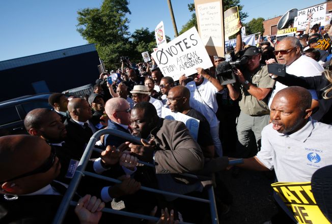 川普3日到底特律非裔大信心国际教堂参加聚会并发表演说，反川普的民众企图进入教堂，与警卫发生推挤。 （Getty Images）