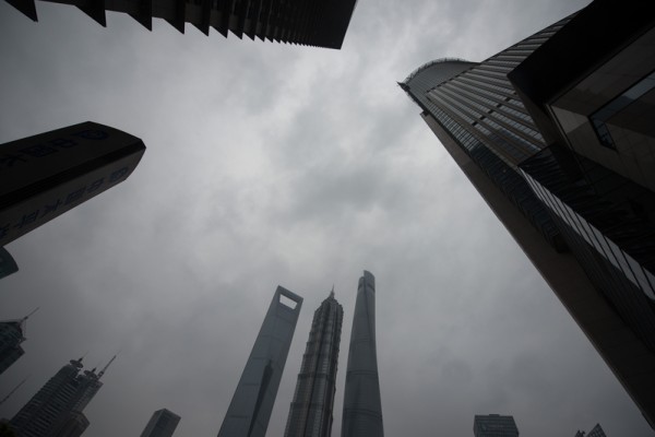 近期习近平当局的反腐直指“上海帮”。图为上海陆家嘴金融区一景。(JOHANNES EISELE/AFP/Getty Images)