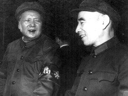 林彪厌倦政治，多次企图自杀。图为林彪与毛在中共九大会议上。（网络图片）