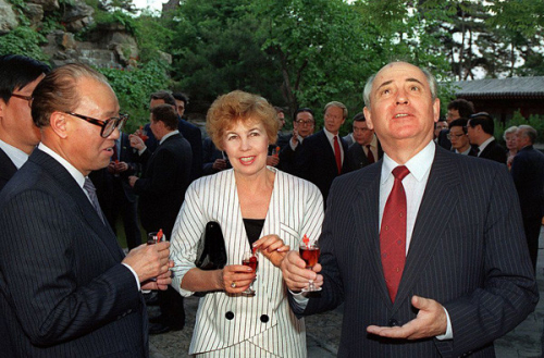 1989年5月16日，时任苏联共产党的总书记戈尔巴乔夫（右）和赖莎戈尔巴乔夫（中）与时任中共党总书记赵紫阳（左）会面交谈。(CATHERINE HENRIETTE/AFP/Getty Images)