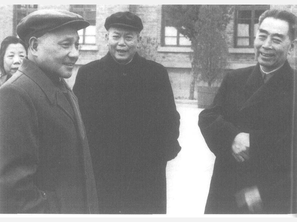 1963年3月，邓颖超、邓小平、李先念和周恩来（从左至右）在北京西郊机场（图源：《邓小平大辞典》）