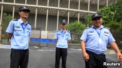在杭州一个会议中心外面，保安人员阻止人们照相。20国集团峰会将在这个会议中心举行(2016年8月3日）