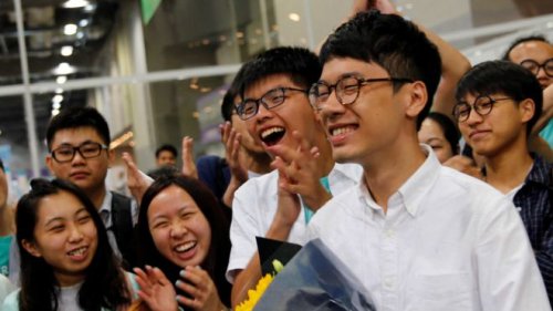 “香港众志”候选人罗冠聪（图右）与秘书长黄之锋（图左）及支持者们庆祝胜选。（网络图片）