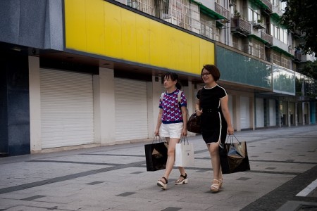 9月2日，两名女子经过几乎全部关闭的街道商店门前。（NICOLAS ASFOURI/AFP/Getty Images)
