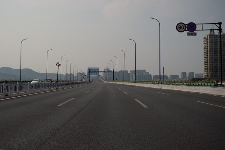 9月2日，杭州一条高速公路几乎空无一车。（NICOLAS ASFOURI/AFP/Getty Images)