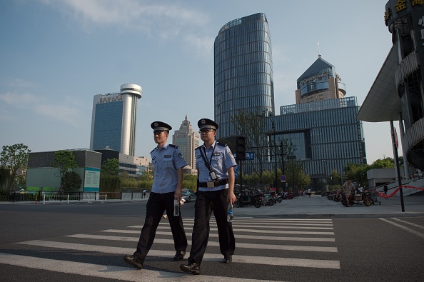 9月2日，中国杭州G20峰会期间，两名警察在空荡的街道上巡逻。（NICOLAS ASFOURI/AFP/Getty Images)