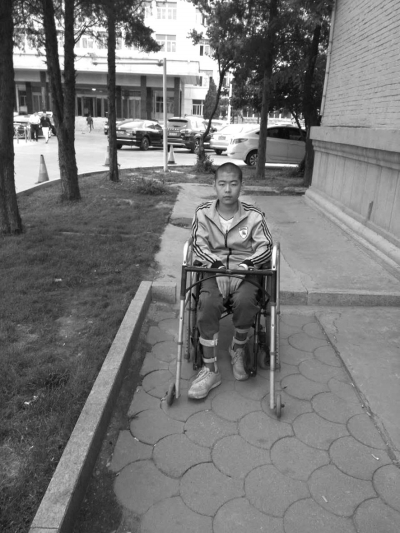 目前，李龙龙可以借助双拐和轮椅活动。当事人供图
