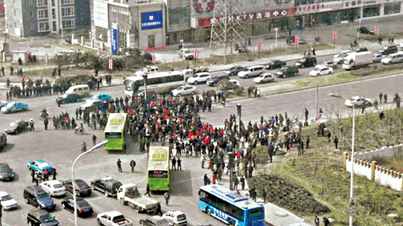 天津新区开发强拆民居，导致访民堵路示威