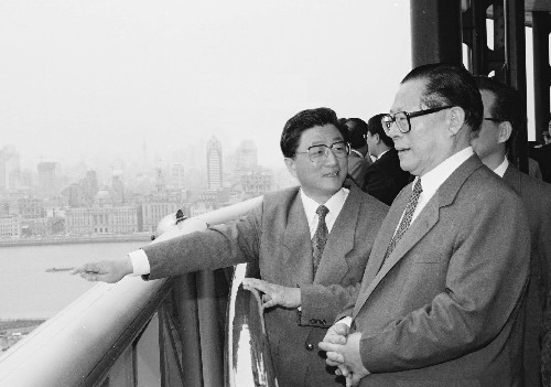 1995年5月17日，江泽民在时任上海市委书记的黄菊陪同下视察上海浦东新区。（新华社）