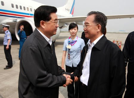 资料图：2008年5月16日，胡锦涛乘飞机抵达四川绵阳，温家宝到机场迎接胡锦涛，二人握手良久。