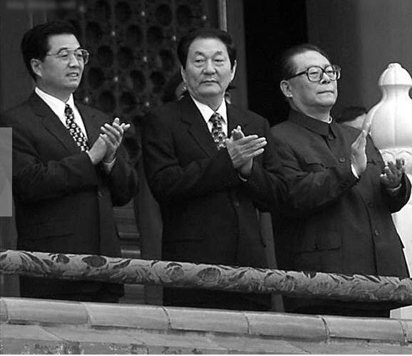 1999年10月1日，胡锦涛、江泽民、朱镕基在天安门城楼上