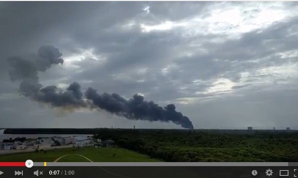 周四早上，美国佛罗里达肯尼迪发射中心发射台发生爆炸，该发射台是航空公司SpaceX准备火箭发射的平台。（视频截图）