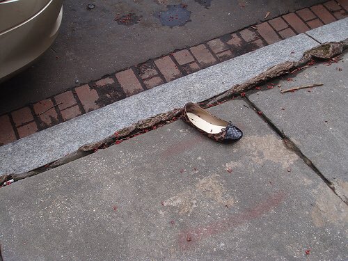 9月11日，希拉里乘坐专车离开后，留在地上一只鞋（网络图片）