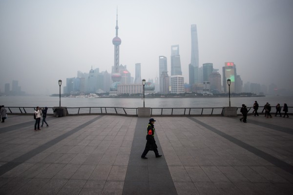 江派“上海帮”今年以来持续被清洗。据来自北京高层的消息，王岐山在纪检委干部会议上表示2016年一定拿下“上海帮”。( JOHANNES EISELE/AFP/Getty Images)