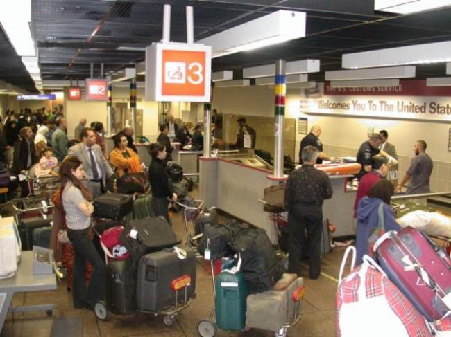 大批旅客涌入纽约JFK国际机场。 （路透）
