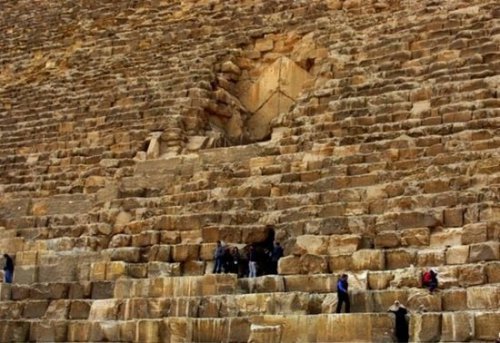 建筑金字塔的巨石。(网络图片)