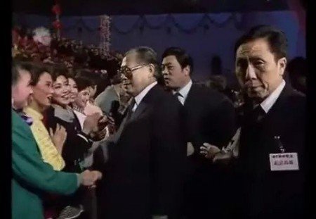 1990年“春晚”，宋祖英（绿衣者）被江泽民“盯上”。（视频截图）