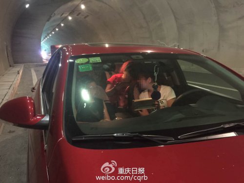 为等高速免费而停在隧道内的红色轿车。（网络图片）