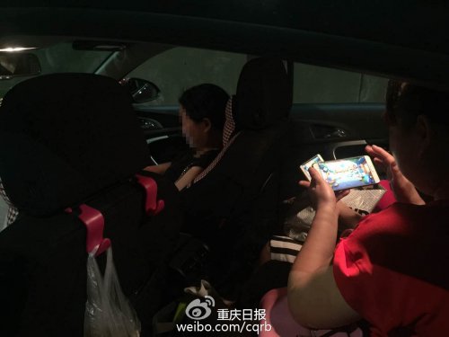车内4名女子正在玩打麻将。（网络图片）