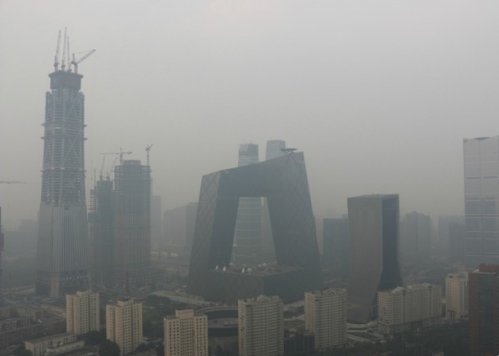 受雾霾笼罩，北京今早发布今年下半年首个空气重污染黄色预警。（网络图片）