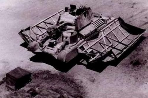 利用“遮阳罩”伪装成坦克，迷惑德军。（网络图片）