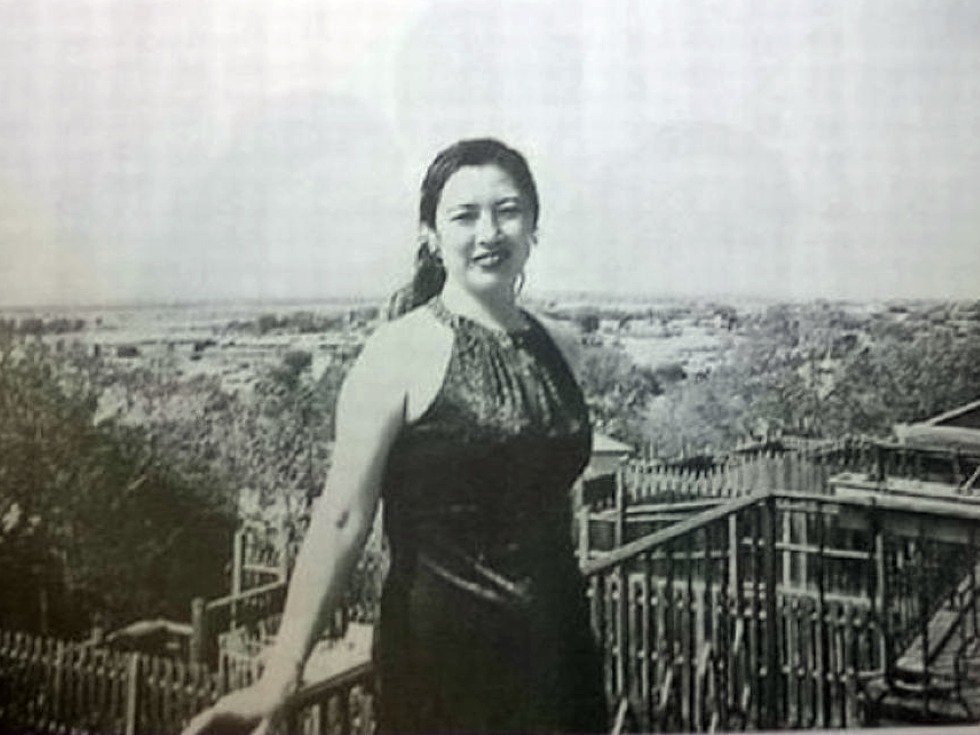1996年夏，林立果未婚妻张宁在美国寓所留影（图源：《尘劫》）