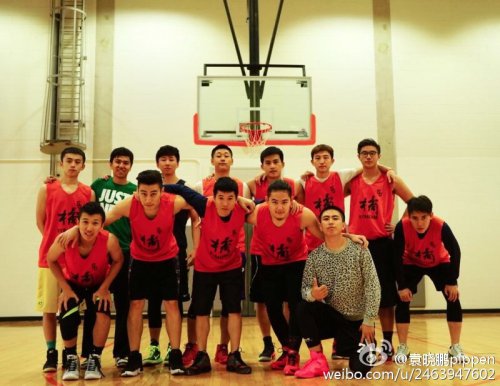 袁晓鹏（前排右一）晒中国学生球队照片。（网络图片）
