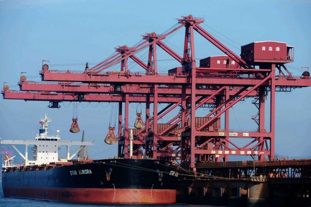 图片：中国经济增速降低。图为停泊在山东青岛港的集装箱船。（法新社资料图片）