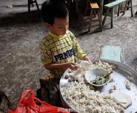 江西瑞金8岁的留守儿童刘明辉一天包上万个馄饨。（网络图片）