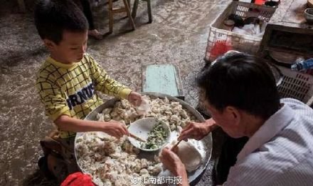 刘明辉一天包上万个馄饨，平时还帮爷爷奶奶干家务。（网络图片）