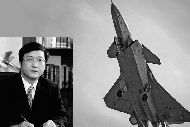 中共歼20隐形战机总设计师杨伟已被免职，去向不明。图为杨伟和他负责设计的歼20。（新唐人合成）