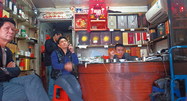 深圳到处可见卖茶叶、烟酒的商店，其实是地下钱庄的门面