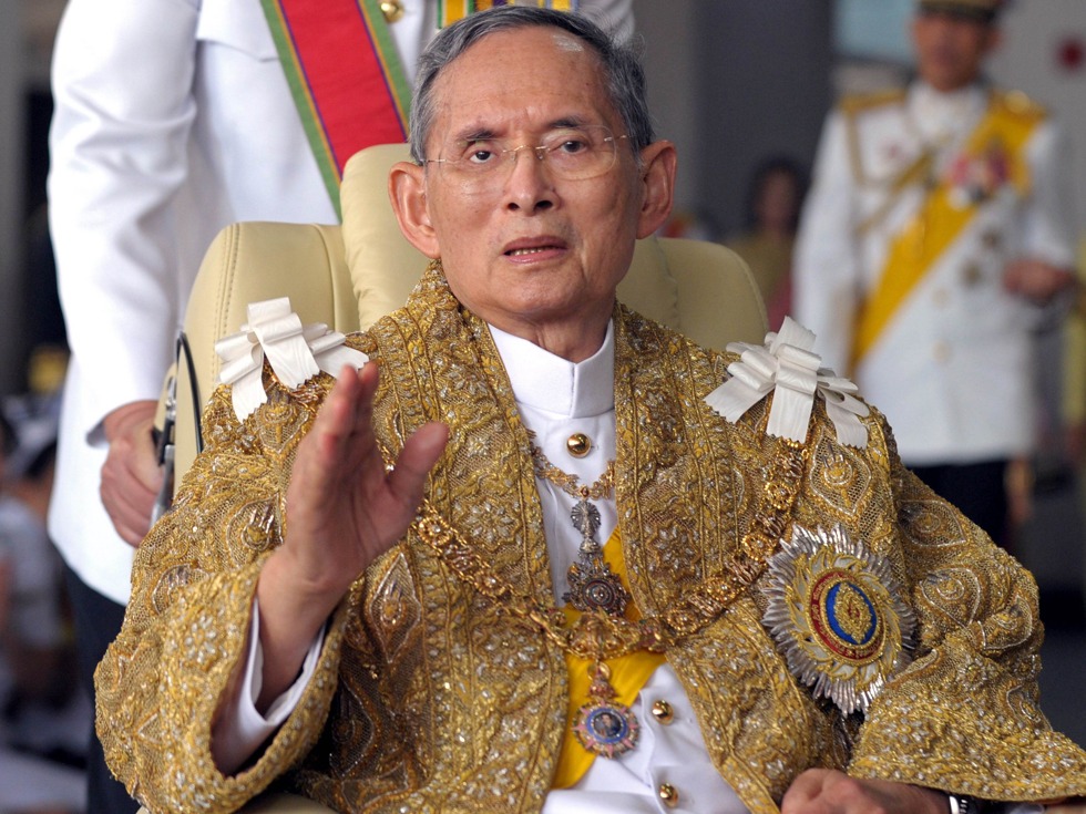 当地时间2016年10月13日，据泰国媒体报道，泰国宫务处发布公告，泰国国王普密蓬·阿杜德曼谷时间今天下午15：32去世（图源：VCG）