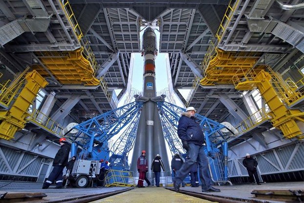 在俄罗斯东方港航天发射场内准备发射的“联盟-2.1a运载火箭。(资料图/public domain)