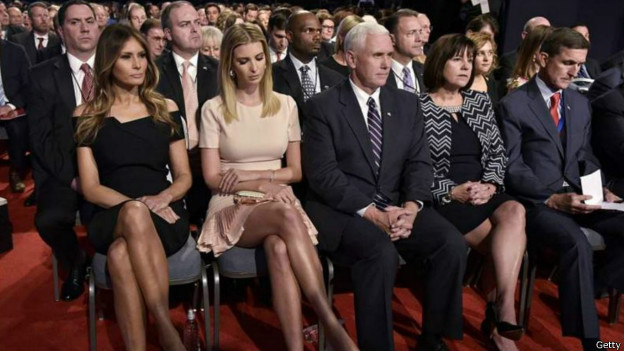 第一次电视辩论时，特朗普妻子女儿在台下支持