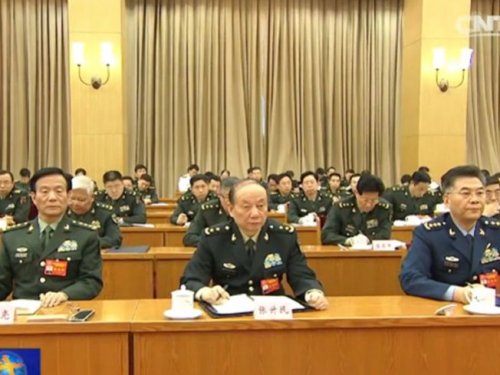 张升民（中）坐于联合参谋部副参谋长、上将乙晓光（右）和装备发展部政治委员王洪尧上将（左）之间。（视频截图）