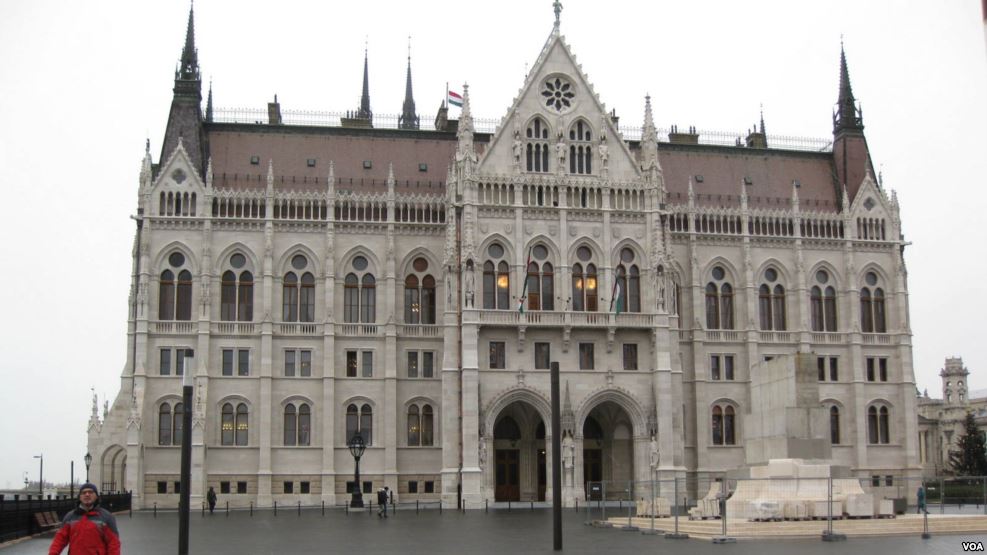 匈牙利议会大厦。大楼东侧有匈牙利起义纪念碑。