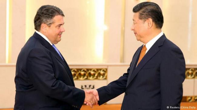 德国经济部长加布里尔（左一）即将访问中国大陆，届时极有可能会谈及爱思强的收购案（资料图片）
