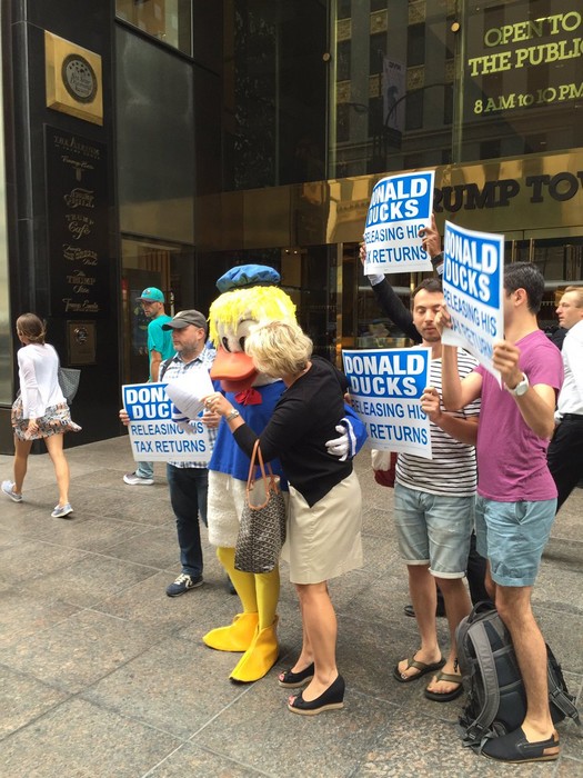 9月13日，美国华盛顿，一名抗议者打扮成唐老鸭形象抗议特朗普不愿公开税单。（新华／法新）