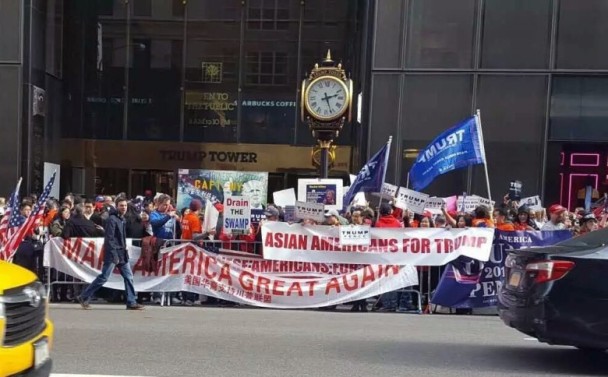 大批华人集结在特朗普大厦前展示力量与斗志。（互联网图片）