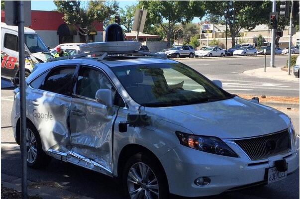 谷歌无人驾驶车辆现场事故图片