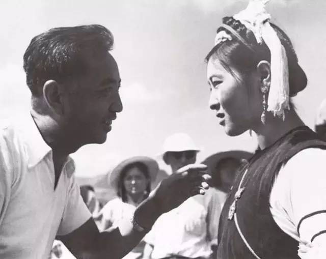 1959年《五朵金花》拍摄期间，导演给杨丽坤讲戏。