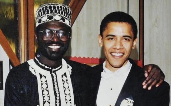 美国总统贝拉克·奥巴马（右）和同父异母哥哥马利克·奥巴马。