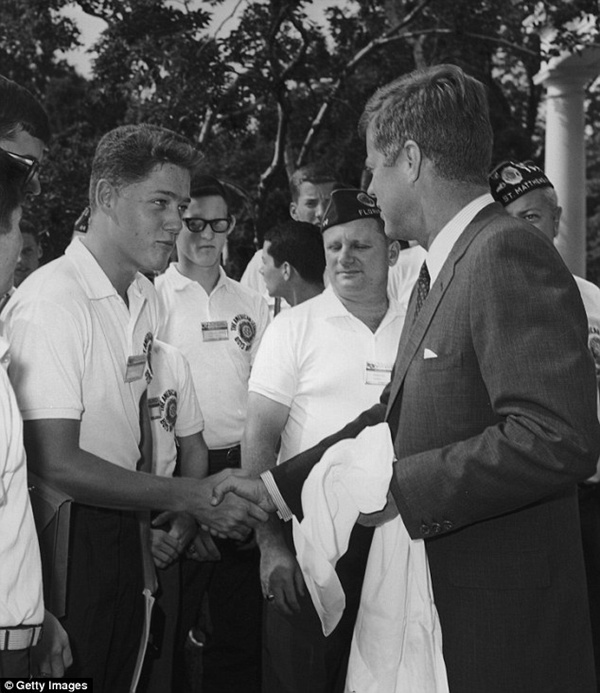 克林顿曾作为学生代表参观白宫，接受总统接见