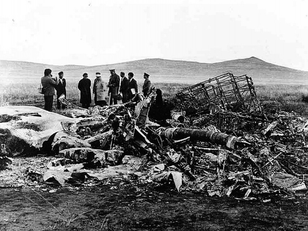 林彪坠机现场，烧黑的草地上到处都是飞机的残骸，盖着白布的尸体格外显眼，周围一片草原，远处有蒙古的哨兵在游动着，令人顿生凄凉悲惨之感（图源：《烙刻：记忆中的影像》）