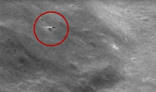 有一个明亮的物体，穿过了月球表面，并显示出一道条形轨迹。(网络图片)