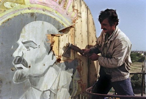 清除苏联时期的壁画（网络图片）
