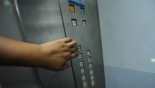 一名女子在杭州一酒店式公寓的电梯被发现，身上多处刀伤。（图文无关/网络图片）