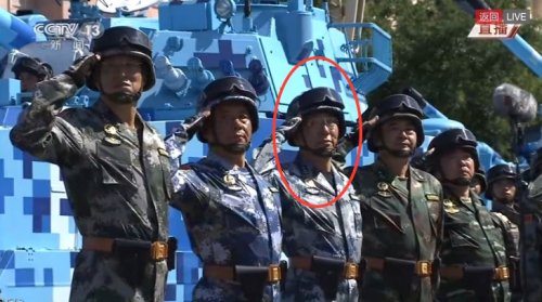 2015年9月3日，带领受阅方队的中共军方5名中将，中间是陈东。（视频截图）