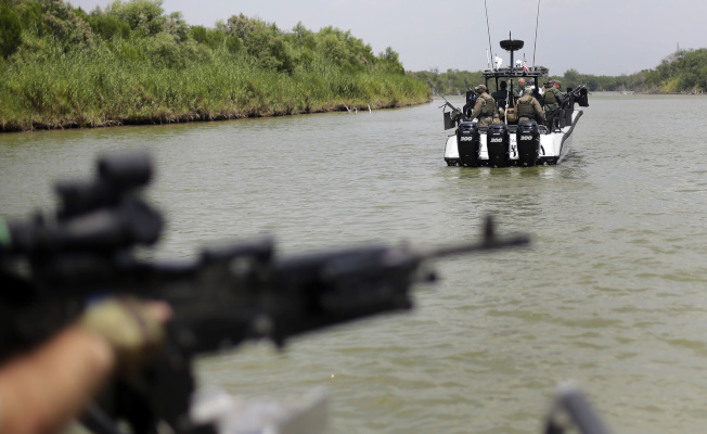 德州与墨西哥边界的葛兰德河，成为偷渡的捷径，大选前三个月，偷渡人数剧增。图为德州边界巡逻员在葛兰德河巡逻。 （美联社）
